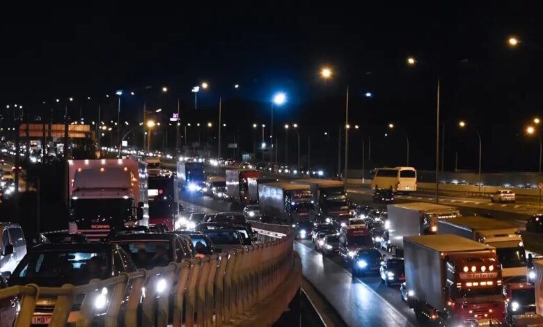 Επιστροφή-αδειούχων-Αυγούστου:-Μποτιλιάρισμα-στις-εισόδους-για-Αθήνα-και-Θεσσαλονίκη,-αυξημένη-κίνηση-στον-Πειραιά