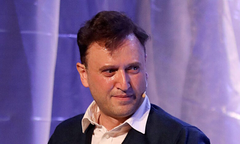 Ο-Αργύρης-Αγγέλου-κέρδισε-χαρτιά-υγείας-σε-λαχειοφόρο-αγορά-πανηγυριού-–-«Η-τύχη-μου»-σχολίασε-με-χιούμορ
