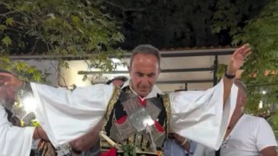Ο-Νίκος-Αλιάγας-χόρεψε-με-φουστανέλα-σε-πανηγύρι-στη-Σταμνά-Μεσολογγίου-και-γνώρισε-την-αποθέωση