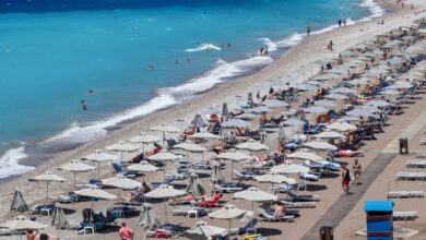 Ρόδος:-Επιχείρηση-«κατέλαβε»-με-ξαπλώστρες-και-ομπρέλες-τη-διάσημη-παραλία-«Άντονι-Κουίν»