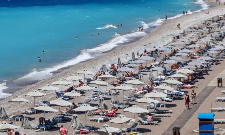 Ρόδος:-Επιχείρηση-«κατέλαβε»-με-ξαπλώστρες-και-ομπρέλες-τη-διάσημη-παραλία-«Άντονι-Κουίν»