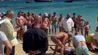 Μύκονος:-Άραβας-τουρίστας-πνίγηκε-στην-Ψαρρού-–-Του-έκαναν-ΚΑΡΠΑ-αλλά-δεν-τα-κατάφερε