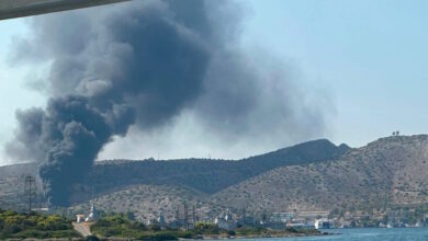 Φωτιά-στο-Ελληνικό-Σαλαμίνας,-στο-όριο-του-Ναυστάθμου-–-Μήνυμα-του-112-για-εκκένωση-περιοχών