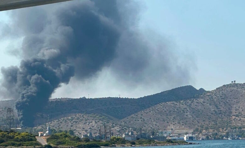 Φωτιά-στο-Ελληνικό-Σαλαμίνας,-στο-όριο-του-Ναυστάθμου-–-Μήνυμα-του-112-για-εκκένωση-περιοχών