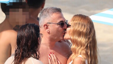 Αντώνης-Ρέμος-–-Υβόννη-Μπόσνιακ:-Το-φιλί-μπροστά-στην-Μαρίνα-Βερνίκου-και-τον-Τρύφωνα-Σαμαρά-στη-Μύκονο