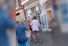 Ιταλία:-Βίντεο-με-άγριο-καυγά-μεταξύ-τουριστών-στο-Κάπρι-–-Αντάλλαξαν-μπουνιές-κλοτσιές-και-εκτόξευσαν-καρέκλες