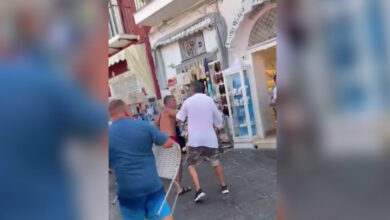 Ιταλία:-Βίντεο-με-άγριο-καυγά-μεταξύ-τουριστών-στο-Κάπρι-–-Αντάλλαξαν-μπουνιές-κλοτσιές-και-εκτόξευσαν-καρέκλες