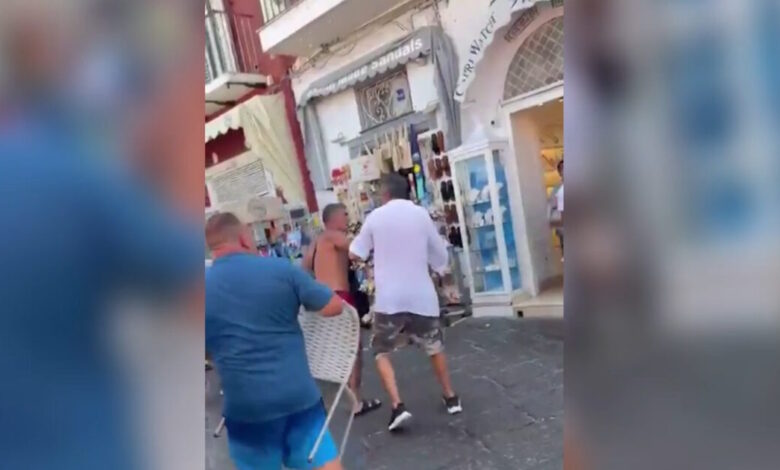 Ιταλία:-Βίντεο-με-άγριο-καυγά-μεταξύ-τουριστών-στο-Κάπρι-–-Αντάλλαξαν-μπουνιές-κλοτσιές-και-εκτόξευσαν-καρέκλες