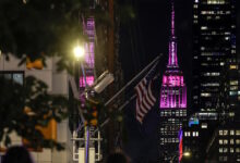 Ντόλι-Πάρτον:-Στα-ροζ-«ντύθηκε»-το-empire-state-building-για-να-τιμήσει-και-να-αποχαιρετήσει-τη-θρυλική-τραγουδίστρια