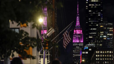 Ντόλι-Πάρτον:-Στα-ροζ-«ντύθηκε»-το-empire-state-building-για-να-τιμήσει-και-να-αποχαιρετήσει-τη-θρυλική-τραγουδίστρια