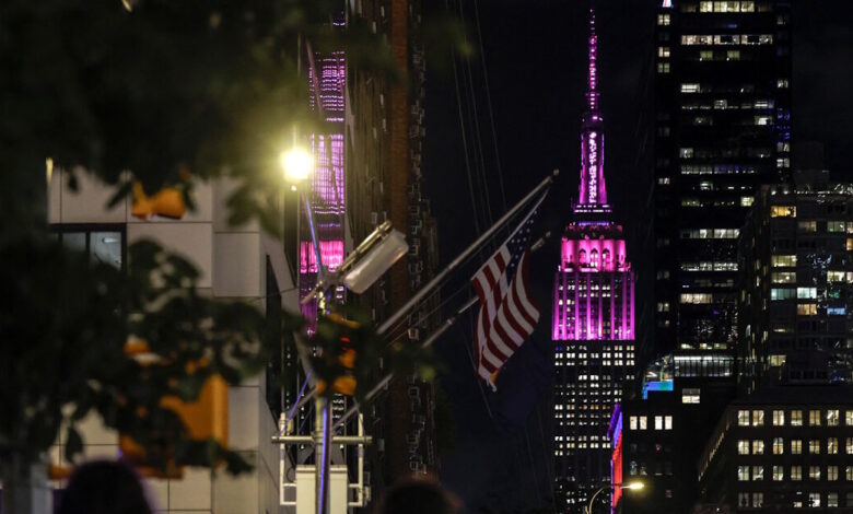 Ντόλι-Πάρτον:-Στα-ροζ-«ντύθηκε»-το-empire-state-building-για-να-τιμήσει-και-να-αποχαιρετήσει-τη-θρυλική-τραγουδίστρια