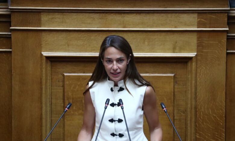 Δόμνα-Μιχαηλίδου:-Συγγενείς-πρώτου-βαθμού-έχουν-τη-δυνατότητα-να-γίνουν-προσωπικοί-βοηθοί-–-Αναμένονται-να-γίνουν-εξαγγελίες-στη-ΔΕΘ-για-το-στεγαστικό