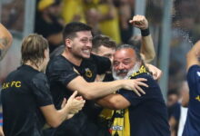 Ο-Μάριος-Ηλιόπουλος-πανηγύρισε-έξαλλα-με-τους-παίκτες-την-πρόκριση-της-ΑΕΚ-στη-league-phase-του-champions-league
