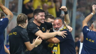 Ο-Μάριος-Ηλιόπουλος-πανηγύρισε-έξαλλα-με-τους-παίκτες-την-πρόκριση-της-ΑΕΚ-στη-league-phase-του-champions-league