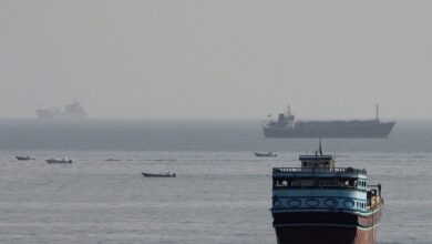 Νέα-επίθεση-σε-δεξαμενόπλοιο-στα-Στενά-του-Ορμούζ:-Χτυπήθηκε-από-«άγνωστο-βλήμα»,-ξέσπασε-πυρκαγιά