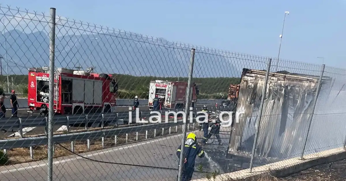 Λαμία:-Φορτηγό-«λαμπάδιασε»-στη-μέση-της-Εθνικής-Οδού-–-Κάηκε-ολοσχερώς