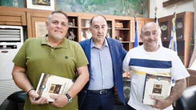 Το-νέο-του-βιβλίο-παρουσίασε-στον-Δήμαρχο-Τρικκαίων-ο-Διευθυντής-Δευτεροβάθμιας-Εκπαίδευσης-Τρικάλων