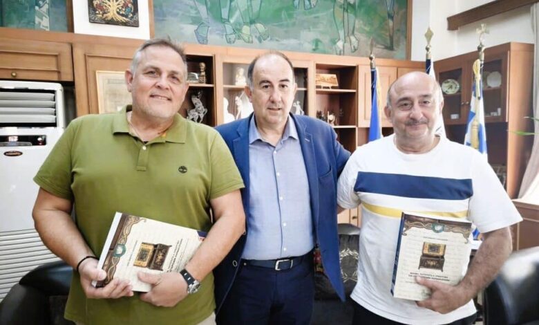 Το-νέο-του-βιβλίο-παρουσίασε-στον-Δήμαρχο-Τρικκαίων-ο-Διευθυντής-Δευτεροβάθμιας-Εκπαίδευσης-Τρικάλων