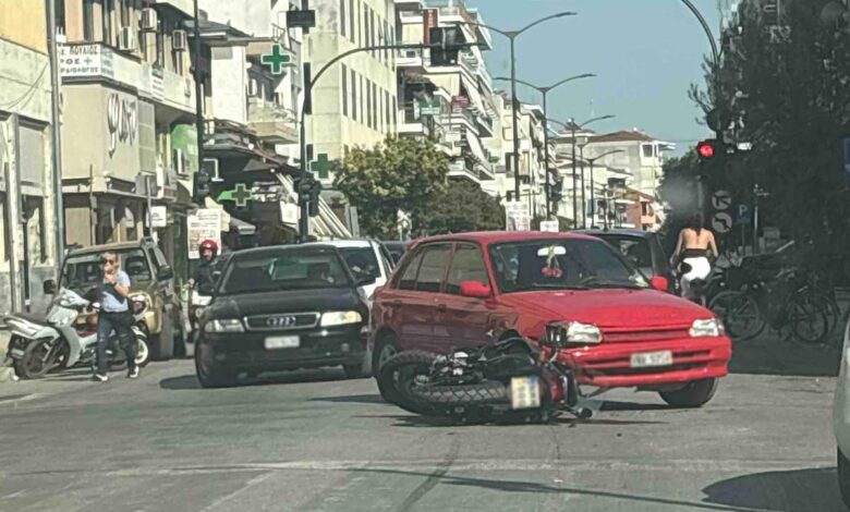 Τρίκαλα:-Σύγκρουση-ΙΧ-με-μηχανή-στην-Τσιτσάνη-–-Ένας-τραυματίας