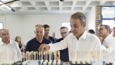 Ο-Κυριάκος-Μητσοτάκης-επισκέφτηκε-παραγωγικές-μονάδες-στη-Φλώρινα-–-«Θα-στηρίξουμε-την-ελληνική-κτηνοτροφία-και-τη-φέτα,-το-πιο-εμβληματικό-μας-προϊόν»