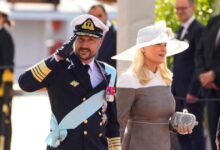 Χάακον,-ο-νέος-βασιλιάς-της-Νορβηγίας:-Από-το-σερφ-και-το-Πολεμικό-Ναυτικό-στον-θρόνο-–-Ο-γάμος-με-τη-Μέτε-Μάριτ-και-τα-σκάνδαλα-που-συγκλόνισαν-το-παλάτι