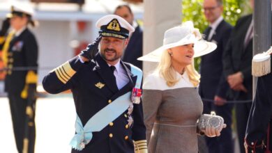 Χάακον,-ο-νέος-βασιλιάς-της-Νορβηγίας:-Από-το-σερφ-και-το-Πολεμικό-Ναυτικό-στον-θρόνο-–-Ο-γάμος-με-τη-Μέτε-Μάριτ-και-τα-σκάνδαλα-που-συγκλόνισαν-το-παλάτι