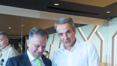 Μητσοτάκης-στη-Δυτική-Μακεδονία:-Το-βίντεο-της-περιοδείας-και-η-ατάκα-για-τη-γραβάτα-–-«Πώς-το-πράσινο-γίνεται-μπλε»