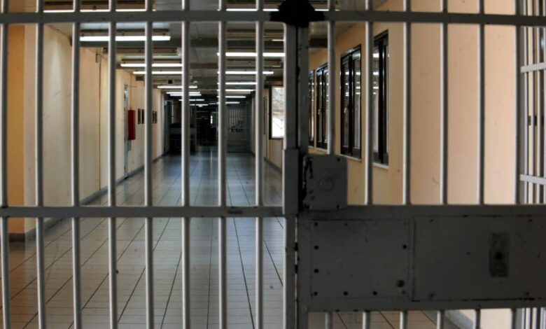 Τρίκαλα:-Κοκαΐνη-και-κάνναβη-κρυμμένες-σε-παντελόνια-στη-φυλακή