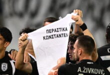 Οι-παίκτες-του-ΠΑΟΚ-αφιέρωσαν-στον-Γιάννη-Κωνσταντέλια-το-γκολ-του-Δημήτρη-Πέλκα-–-Καθολικά-χειροκροτήματα-στο-Περιστέρι