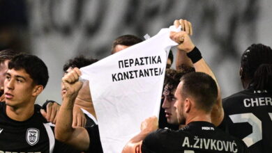 Οι-παίκτες-του-ΠΑΟΚ-αφιέρωσαν-στον-Γιάννη-Κωνσταντέλια-το-γκολ-του-Δημήτρη-Πέλκα-–-Καθολικά-χειροκροτήματα-στο-Περιστέρι