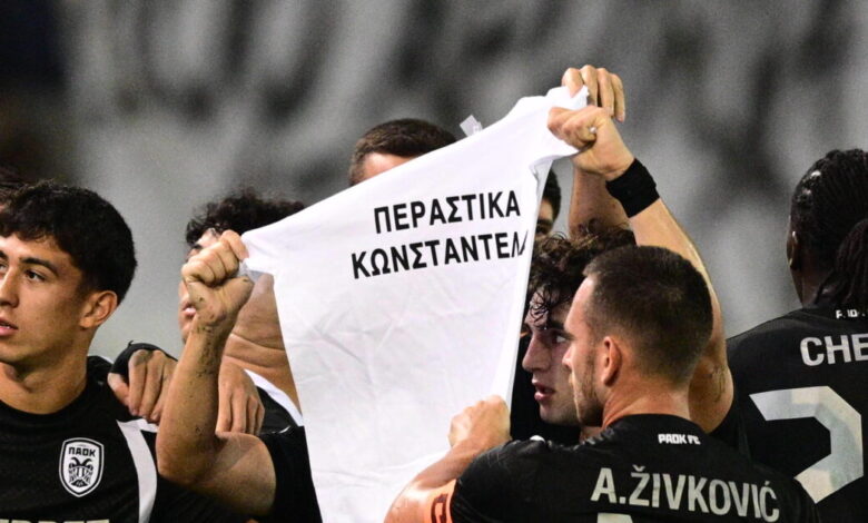 Οι-παίκτες-του-ΠΑΟΚ-αφιέρωσαν-στον-Γιάννη-Κωνσταντέλια-το-γκολ-του-Δημήτρη-Πέλκα-–-Καθολικά-χειροκροτήματα-στο-Περιστέρι