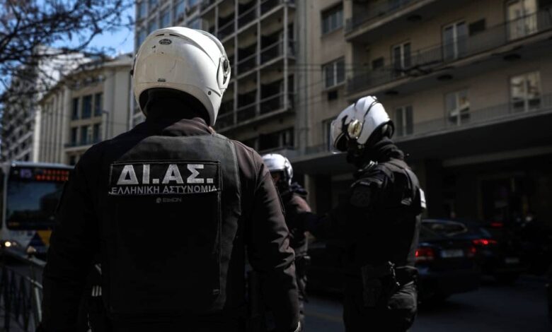 Συμπλοκή-στα-Ταμπάκικα-με-τραυματισμούς-τριών-αστυνομικών-–-Πατέρας,-γιος-και-φίλος-τους-αρνήθηκαν-τον-έλεγχο