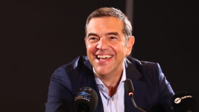 Ο-Αλέξης-Τσίπρας-«έδειξε»-τον-Κυριάκο-Μητσοτάκη-για-τον-τραυματισμό-του-Κωνσταντέλια