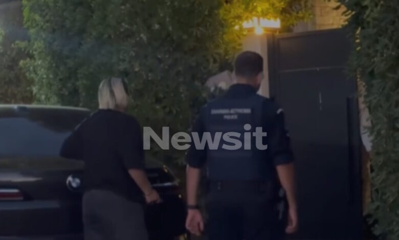 Γιώργος-Μαζωνάκης:-Βαρύ-το-κλίμα-έξω-από-το-σπίτι-του-τραγουδιστή-–-Συγκίνηση-από-τους-θαυμαστές-και-θρήνος-για-τις-αδερφές-του