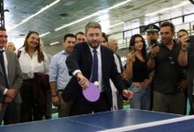 Ο-Νίκος-Ανδρουλάκης-επισκέφτηκε-τα-περίπτερα-της-ΔΕΘ-–-Δοκίμασε-κοκτέιλ-με-ρετσίνα-και-έπαιξε-πινγκ-πονγκ