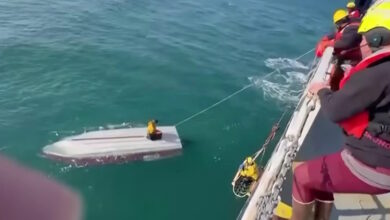 Θρίλερ-με-15χρονο:-Επέζησε-για-δύο ημέρες-στα-παγωμένα νερά-της-Αλάσκας πάνω-σε-αναποδογυρισμένη βάρκα
