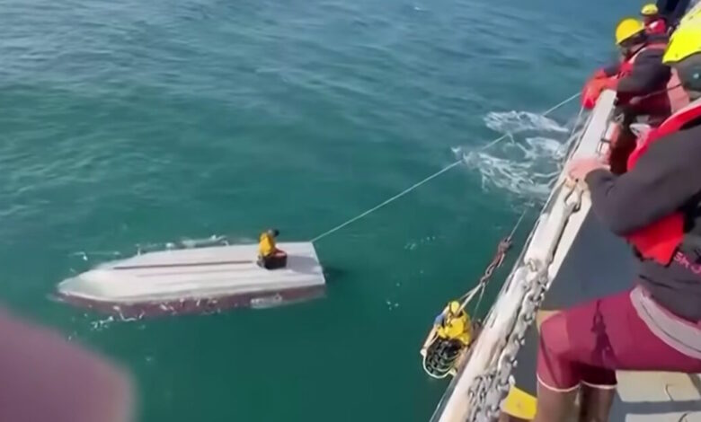 Θρίλερ-με-15χρονο:-Επέζησε-για-δύο ημέρες-στα-παγωμένα νερά-της-Αλάσκας πάνω-σε-αναποδογυρισμένη βάρκα
