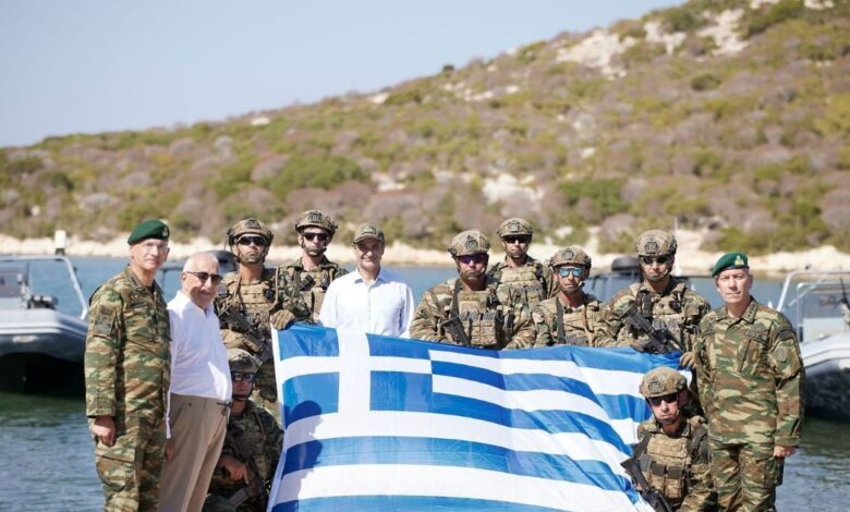 Κυριάκος-Μητσοτάκης:-Για-πρώτη-φορά-πρωθυπουργός-επισκέφτηκε-τη-Ρω-και-τη-Στρογγύλη-–-Συνομίλησε-με-φαντάρους