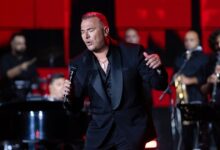 Αντώνης-Ρέμος:-Η-συγκίνηση-για-τον-Μαζωνάκη-και-τη-Μαρινέλλα-στη-μεγάλη-συναυλία-στη-Θεσσαλονίκη,-τα-τραγούδια-που-αφιέρωσε-στη-μητέρα-του