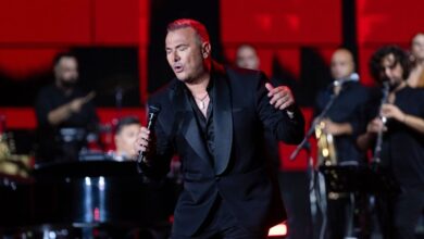 Αντώνης-Ρέμος:-Η-συγκίνηση-για-τον-Μαζωνάκη-και-τη-Μαρινέλλα-στη-μεγάλη-συναυλία-στη-Θεσσαλονίκη,-τα-τραγούδια-που-αφιέρωσε-στη-μητέρα-του