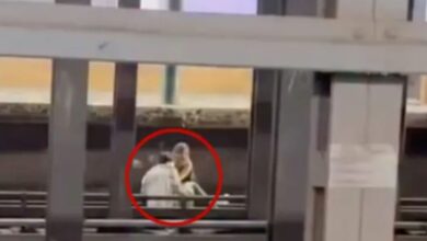 Συρμός-του-μετρό-στη-Νέα-Υόρκη-σκοτώνει-νεαρό-ζευγάρι-που-καθόταν-στις-ράγες-–-Σοκαριστικό-βίντεο