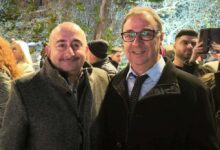 Στεφάνι-του-Δήμου-Τρικκαίων-στην-κηδεία-του-Δημάρχου-Αντιπάρου,-Τάσου-Φαρούπου