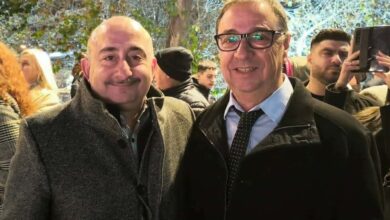 Στεφάνι-του-Δήμου-Τρικκαίων-στην-κηδεία-του-Δημάρχου-Αντιπάρου,-Τάσου-Φαρούπου