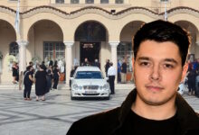 Αγρίνιο:-Συγκίνηση-στο-«τελευταίο-αντίο»-στον-32χρονο-Μανούσο-Φαρμάκη-–-Τραγικές-φιγούρες-οι-αδελφές-του,-Όλγα-και-Γωγώ-Φαρμάκη