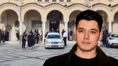 Αγρίνιο:-Συγκίνηση-στο-«τελευταίο-αντίο»-στον-32χρονο-Μανούσο-Φαρμάκη-–-Τραγικές-φιγούρες-οι-αδελφές-του,-Όλγα-και-Γωγώ-Φαρμάκη