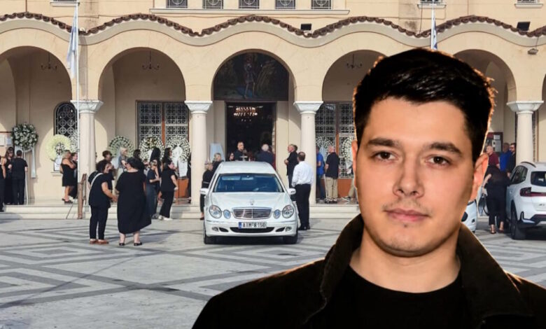 Αγρίνιο:-Συγκίνηση-στο-«τελευταίο-αντίο»-στον-32χρονο-Μανούσο-Φαρμάκη-–-Τραγικές-φιγούρες-οι-αδελφές-του,-Όλγα-και-Γωγώ-Φαρμάκη