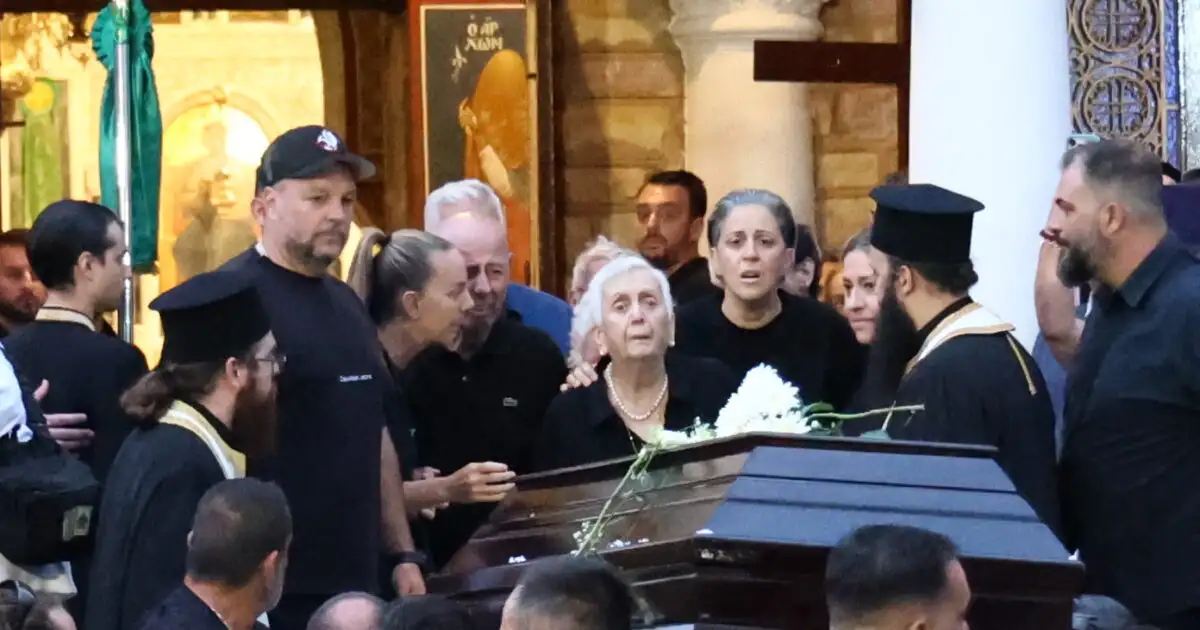 Γιώργος-Μαζωνάκης:-Σε-γνωστή-ταβέρνα-η-οικογένεια-για-την-ψαρόσουπα-–-Το-βαρύ-κλίμα-στο-τραπέζι