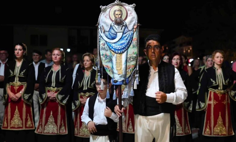 Καλαμπάκα:-Πλήθος-πιστών-στη-λιτανεία-του-Αγίου-Βησσαρίωνος