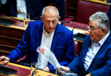 Το-πολιτικό-«αντίο»-στον-Σπύρο-Χαλβατζή-–-Το-γαρύφαλλο-του-Δημήτρη-Κουτσούμπα-στη-Βουλή-και-η-τελετή-στο-ΣΦΕΑ