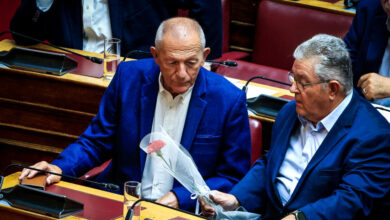 Το-πολιτικό-«αντίο»-στον-Σπύρο-Χαλβατζή-–-Το-γαρύφαλλο-του-Δημήτρη-Κουτσούμπα-στη-Βουλή-και-η-τελετή-στο-ΣΦΕΑ
